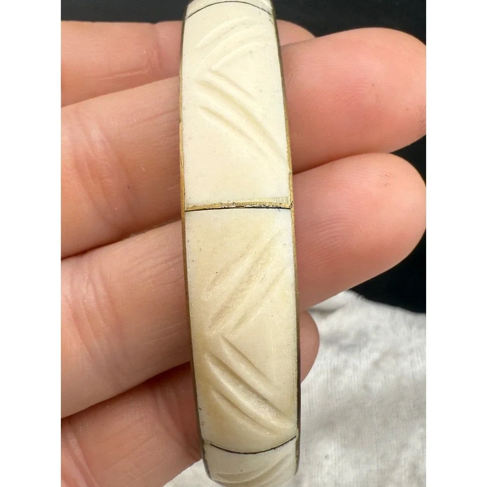 Vintage Gold Tone Carved Bangle Brass Tone‎ 8.5